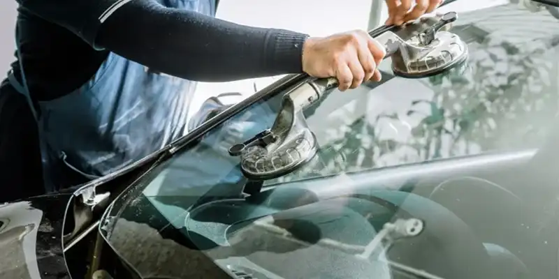 چگونه شیشه شکسته ماشین را تعمیر کنیم؟